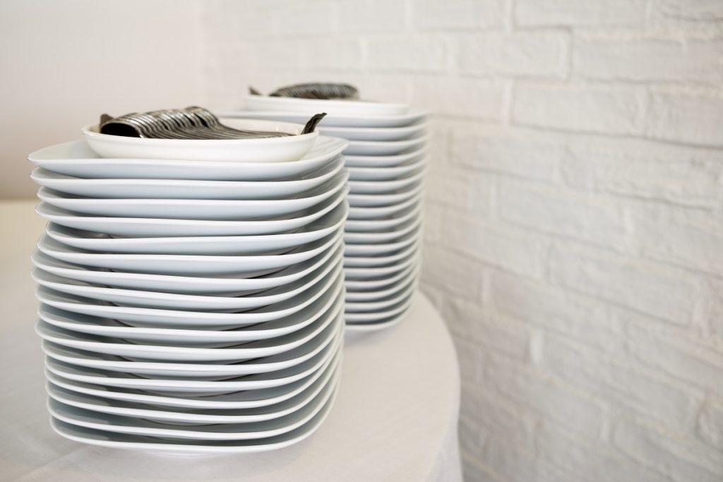 чинии наредени 